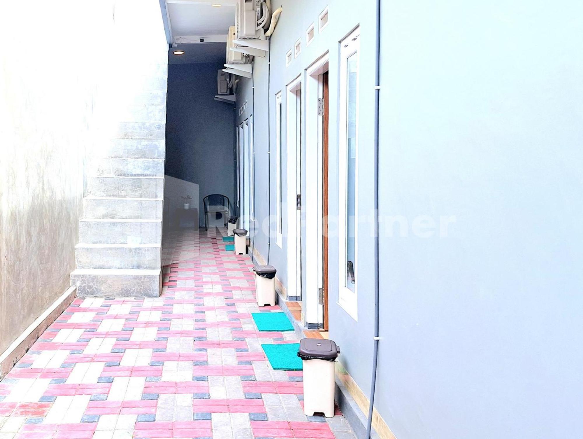 Griya Prashasta Mitra Reddoorz Hotel Kediri  Kültér fotó